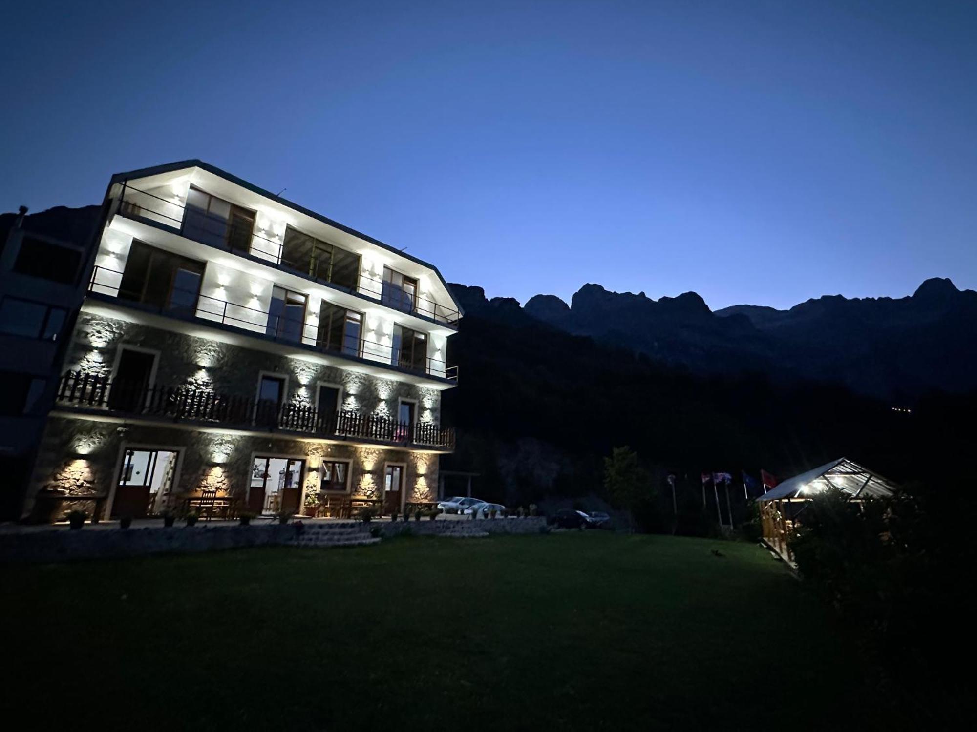 Hotel Vellezrit Guri Тет Екстериор снимка